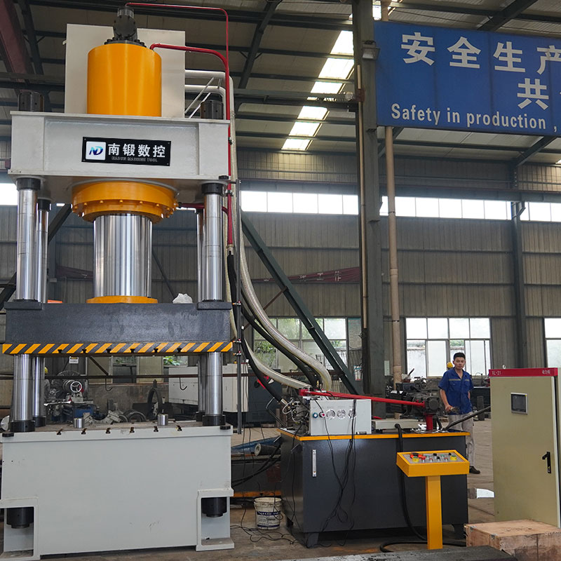 650噸四柱油壓機(jī)雙頂缸定制型壓力機(jī)滕州