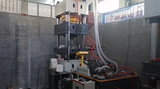 1200噸牛羊舔磚機試機視頻 