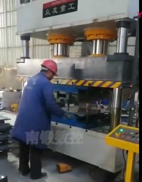 315T彩石金屬瓦成型設備客戶現場生產視頻