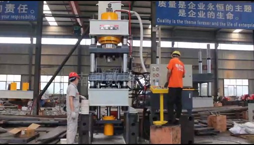 315噸畜牧牛羊舔磚設備5公斤鹽磚機試機視頻